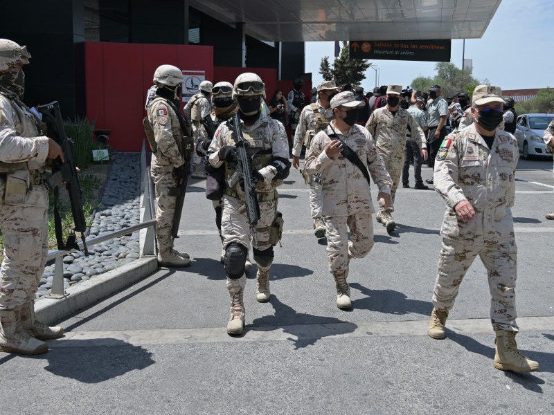 A convoy of three hundred military troops joined the elements of Mexico’s National Guard at the Tijuana International Airport, on Saturday, Aug.13, 2022, in response to Friday’s simultaneous attacks on public transit and vehicles from armed crime organizations all over Baja California. / Photo by Carlos A. Moreno for Voice of San Diego