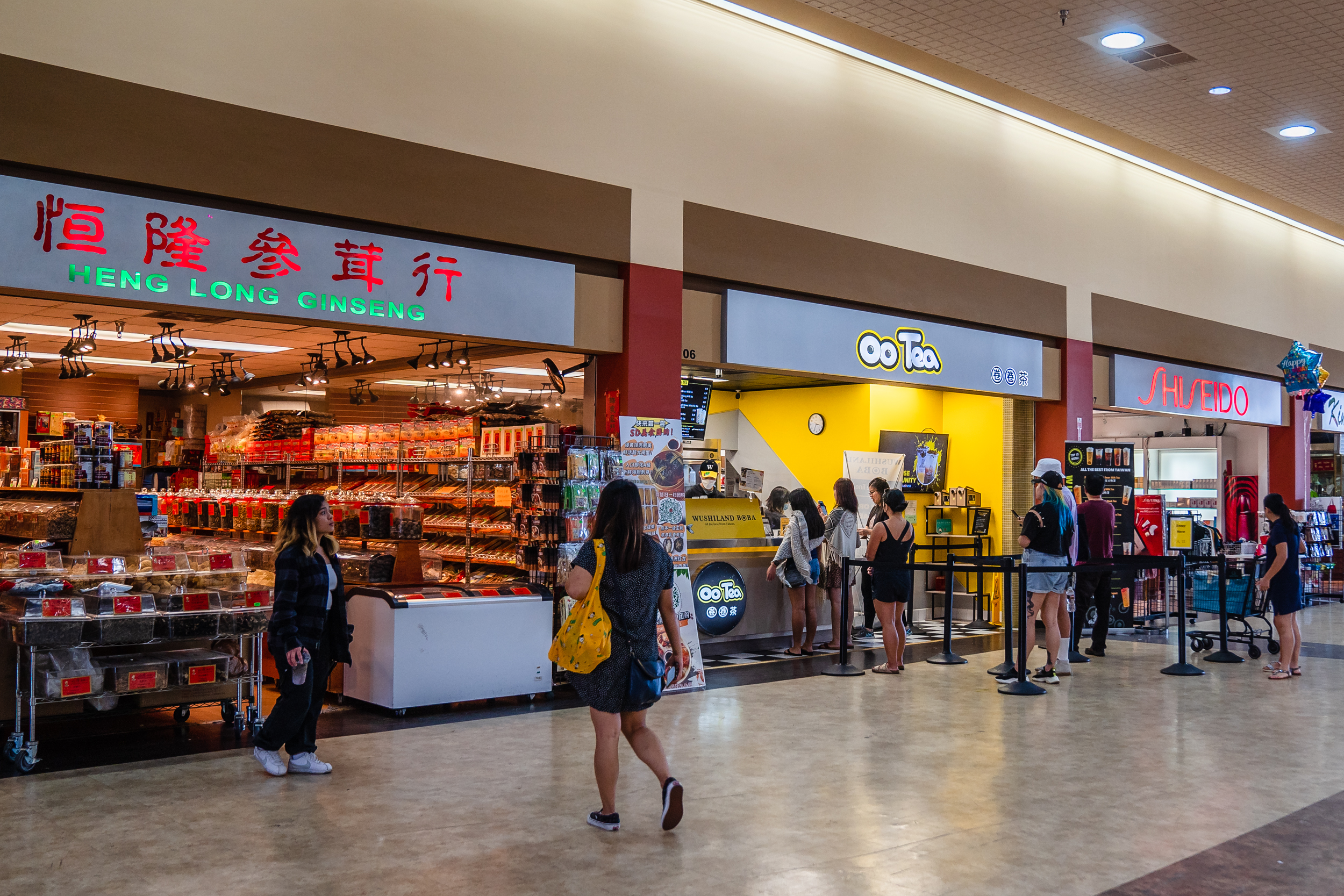 Shoppers at 99 Ranch Market in Clairemont Mesa on Oct. 2, 2022.