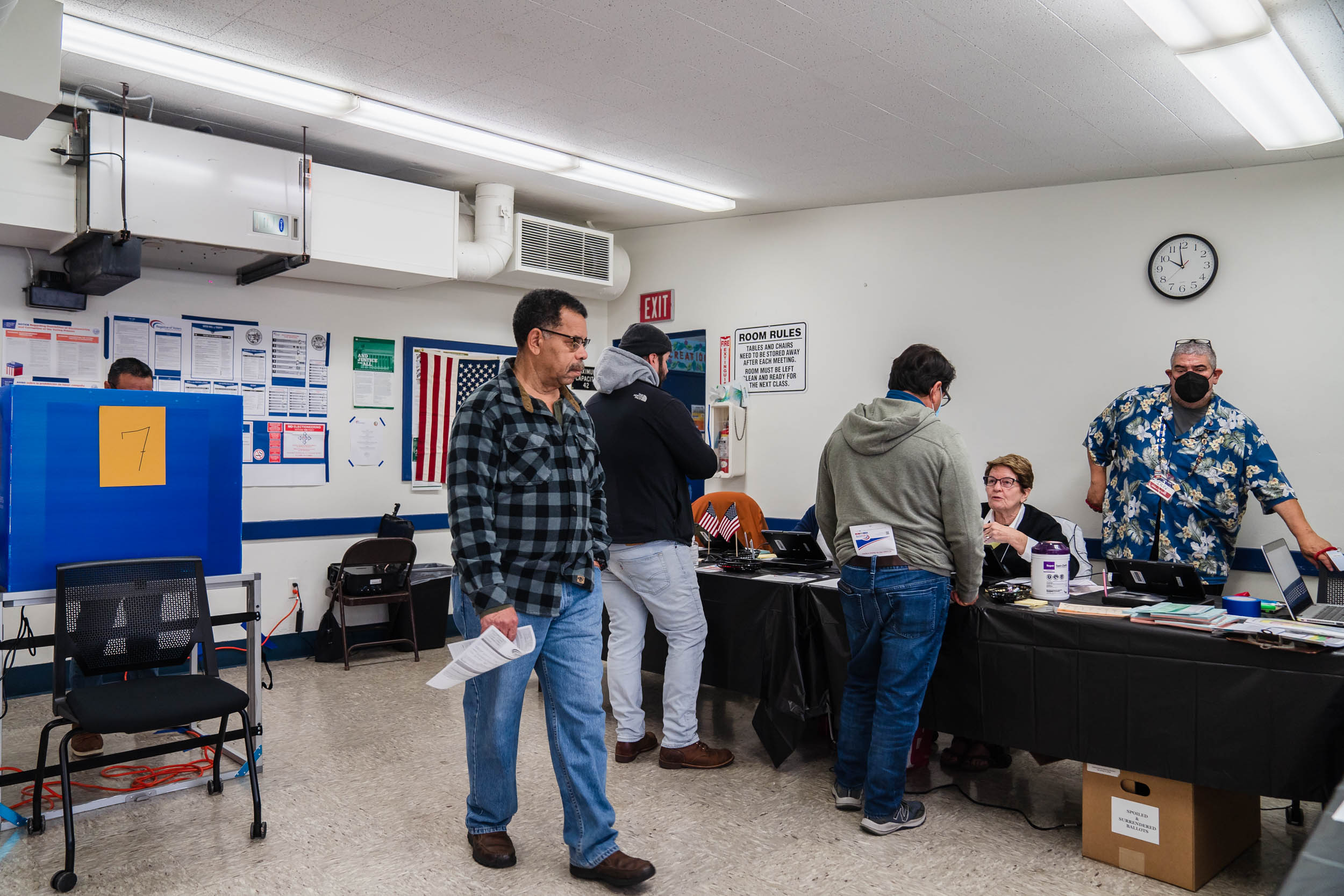 Voters at Golden Hill Recreation Center on Nov. 8, 2022. / Photo by Ariana Drehsler