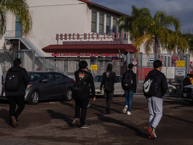 Estudiantes ingresando a la secundaria de Hoover. 29 de noviembre 2022. / Foto por Ariana Drehsler