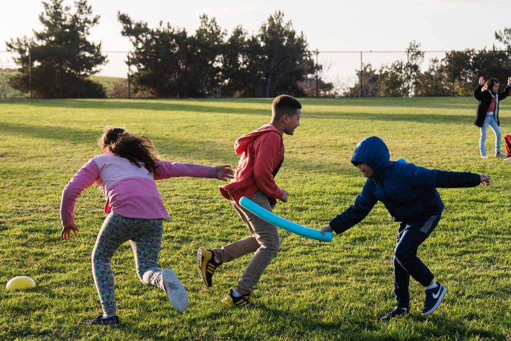Niños jugando al aire libre durante el programa después de clases de YMCA en la Escuela Primaria Wolf Canyon de Chula Vista. 29 de noviembre de 2022. / Foto por Ariana Drehsler