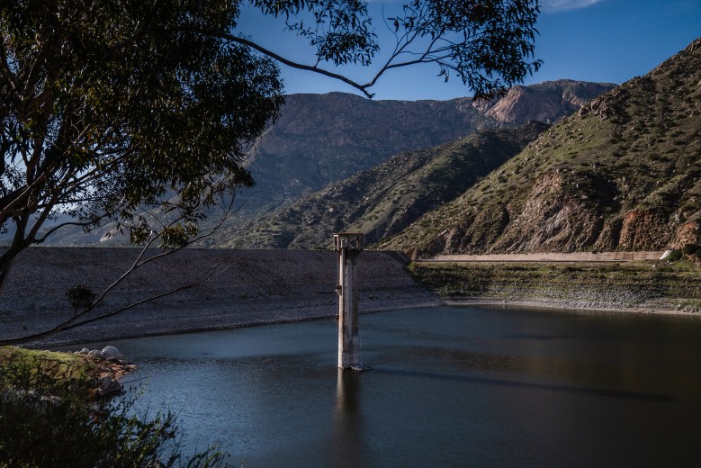 El Capitan Reservoir and dam on April 13, 2025, in Lakeside. / Ariana Drehsler for Voice of San Diego