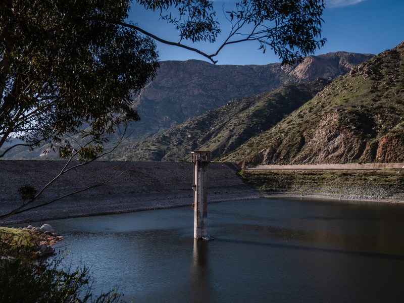 El Capitan Reservoir and dam on April 13, 2025, in Lakeside. / Ariana Drehsler for Voice of San Diego
