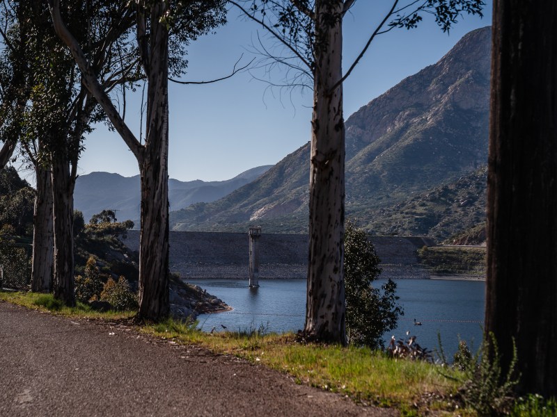 El Capitan Reservoir and dam on April 13, 2025, in Lakeside. / Ariana Drehsler for Voice of San Diego