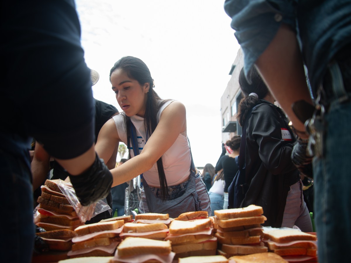 Volunteers Make Hundreds of Sandwiches to Feed Tijuana’s Homeless